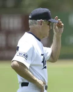 <b>Don't miss coach's sign, sign up for the 2005 Longball Classic today!</b>