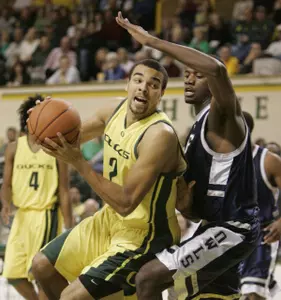 Oregon's Jordan Kent works the ball under the basket against Rice's Patrick Britton during the second half in Eugene, Ore. (AP Photo/Chris Pietsch)