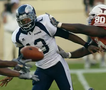 Rice quarterback Joel Armstrong makes the pitchout to the outstretched hands of running back Quinton Smith.