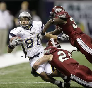 Corbin Smiter (80) meets with Troy defenders Andrew Davis (21) and Leodis McKelvin (34). (AP Photo)