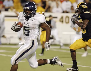 Justin Hill runs past Southern Mississippi defenders for a second quarter touchdown. (AP Photo/Steve Coleman)