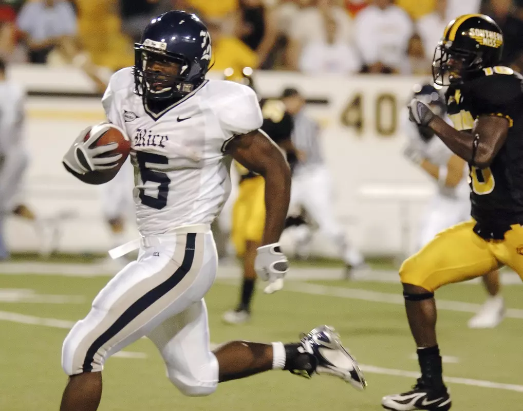 Justin Hill runs past Southern Mississippi defenders for a second quarter touchdown. (AP Photo/Steve Coleman)