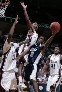 Bryan Beasley puts up a shot against Texas A&M's Derrick Roland and Bryan Davis as Chinemelu Elonu watches. (AP Photo/Paul Zoeller)