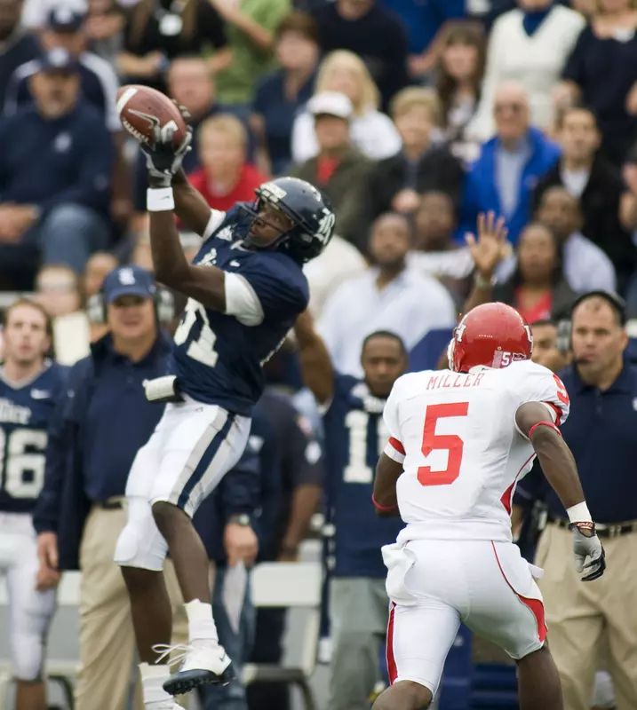 Jarrett Dillard makes a leaping catch while Houston's Ernest Miller covers. (AP Photo/The Houston Chronicle, Steve Ueckert)