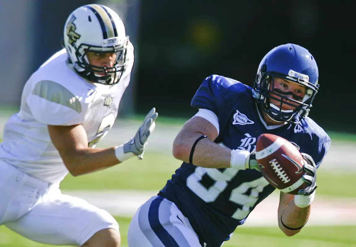 Rice tight end Taylor Wardlow (84) makes a catch for a first down as Central Florida safety Michael Greco defends. (AP)
