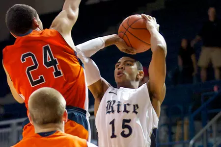 Julian DeBose scores the game-winning basket in the Owls' 77-75 win over UTEP.