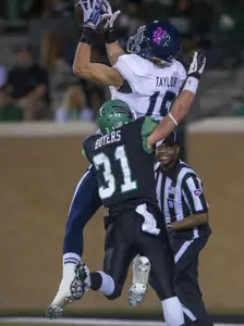 Jordan Taylor hauls in a 32-yard touchdown reception in the 2nd quarter.