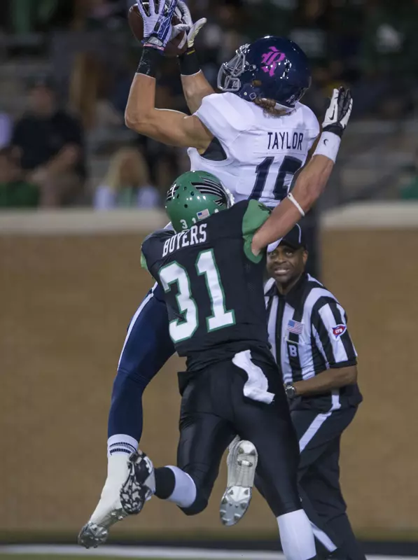 Jordan Taylor hauls in a 32-yard touchdown reception in the 2nd quarter.
