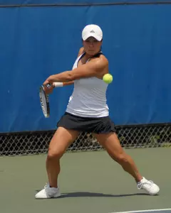 Alison Ho's 11th straight win staked the Owls to a 2-0 lead