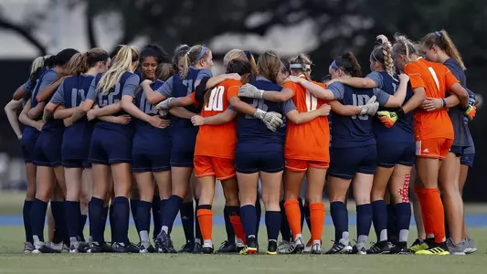 2018 Rice Soccer Team Huddle SMU