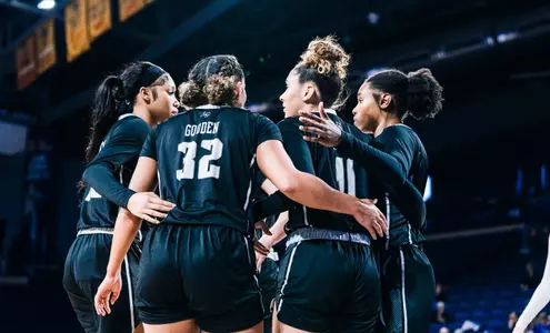 WBB23-24 Huddle atTulsa