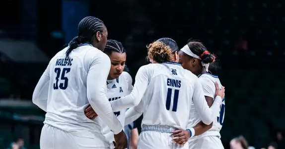 WBB23-24 Huddle at UAB