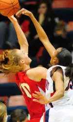 Women's Basketball Clipped By Flyers