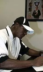 Arman Shields Signs With Oakland