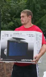 Spider Student-Athletes Lend Helping Hand On Freshmen Move-In Day