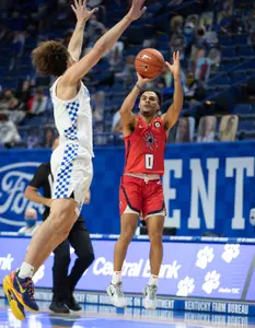 RichmondSpidersguardJacobGilyard0putinajumperoverKentuckyWildcatsguardDevinAskew2asKentuckyplayedRichmondonNovember292020PhotobyMarkCornelison