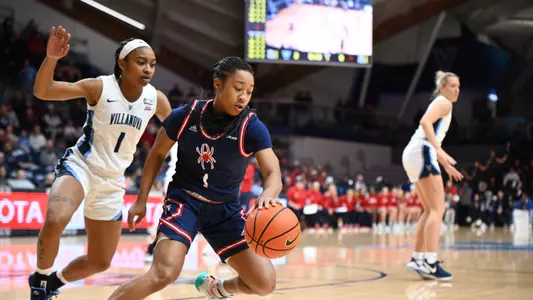 Grace Townsend dribbling the ball against a villanova defender