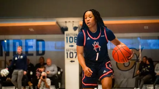 Grace Townsend dribbling the ball against George Washington to open A-10 play