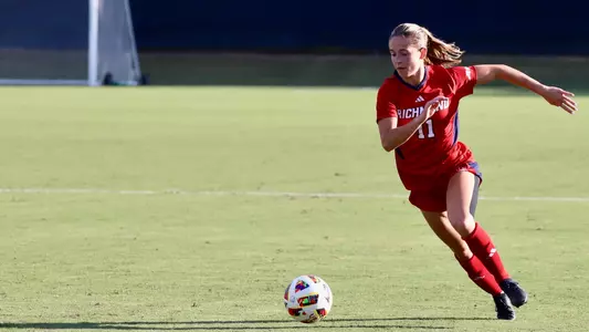 Emma Coleman dribbling the ball