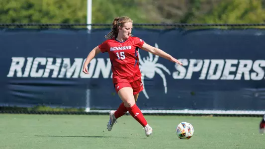 Marisa Snee dribbling the ball