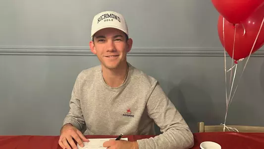 Lucas Rizo-Patriot signs his paperwork to attend UR