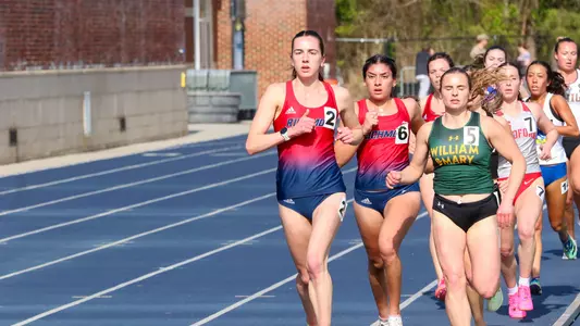 Elizabeth Stockman and Manon Stephen near each other in a race with many other runners behind them