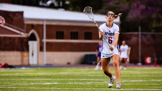 Ali Susskind passing the ball to a teammate that is out of frame