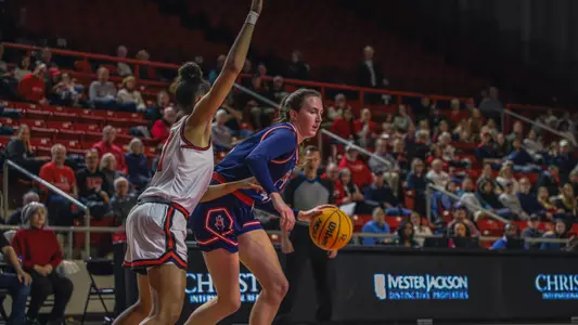 Maggie Doogan dribbling around Davidson defender