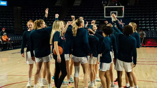 Spider WBB huddled before game