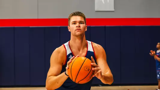 Mike Walz prepares to shoot a three-pointer from the corner