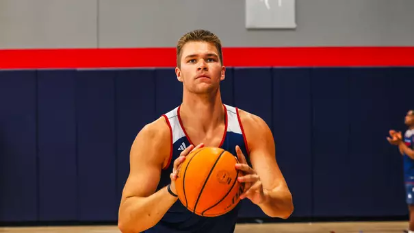 Mike Walz prepares to shoot a three-pointer from the corner