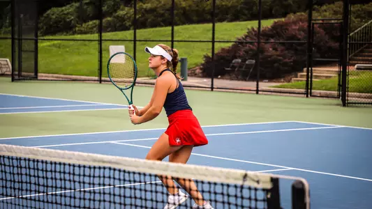 Elizabeth Novak returning the ball