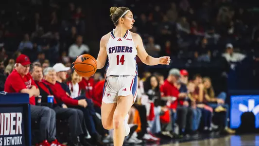 Ally Sweeney dribbling the ball