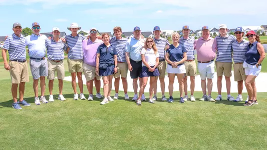The 2024-25 men's golf team poses greenside with their parents