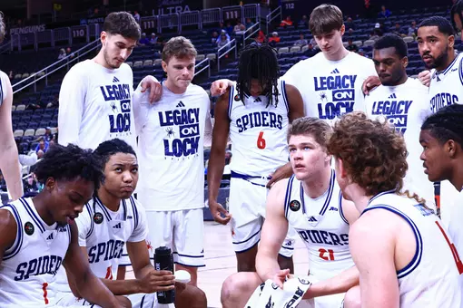 The Spiders in a huddle during a timeout