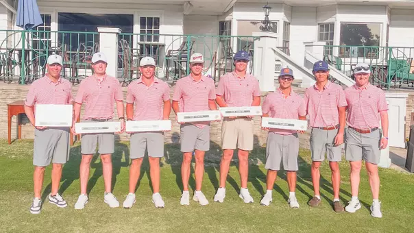 The men's golf team poses after winning the Donald Ross Collegiate Classic