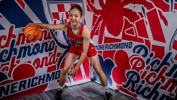 Arisa Ihara dribbling the ball