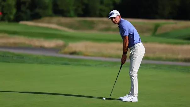 Mason deal putts on the green