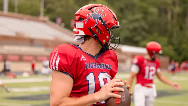Ashten Snelsire looks for an open receiver during a Richmond football training camp date in 2025