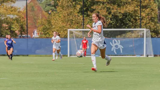 Morgane Zinn dribbles upfield