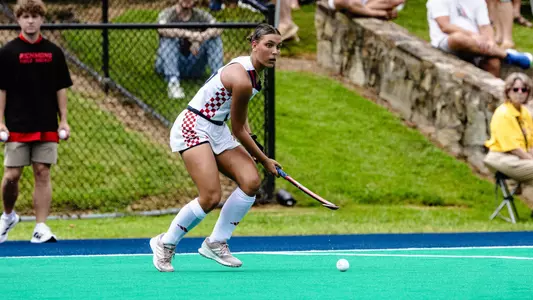 Abril Peroni scans the field to move the ball