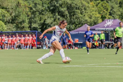 A Spider player cuts the ball inside