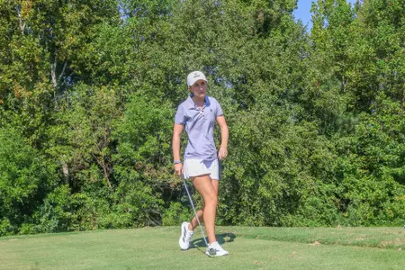 Stella Moritz approaches the ball on the tee