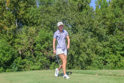 Stella Moritz approaches the ball on the tee