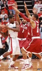 Alabama trailed 29-30 at halftime, but was able to go ahead early in the second half thaeanks to an 18-6 run over the first seven minutes after the break.