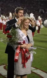 Govenor Bob Riley crowns the 2009 UA Homecoming Queen Sarah Gieger.