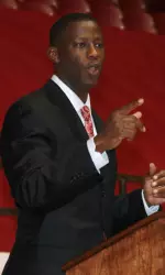 Anthony Grant addresses the crowd at Tuesday's banquet.