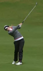 Stephanie Meadow shots 69 to take the individual lead.