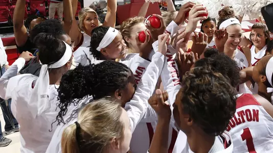 women's basketball huddle