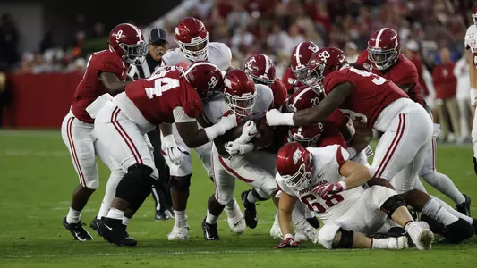 Alabama defense tackling Arkansas player